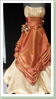 Model: 014 Ballkleid    Größe: 38-40  Farbe: orange mit gold  Preis: 180€