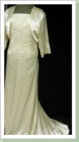 Model: 016 Kleid mit Jacke (Goldstickerei)    Größe: 48-50  Farbe: hellbeige  Preis: 280€